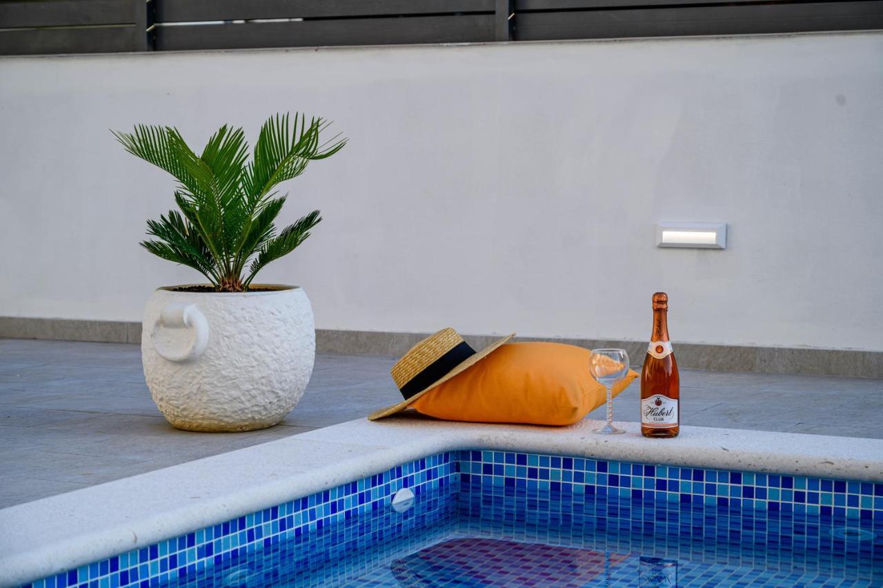 Villa Relax - Beautiful Apartment With Heated Saltwater Pool & Jacuzzi Kastela Dış mekan fotoğraf