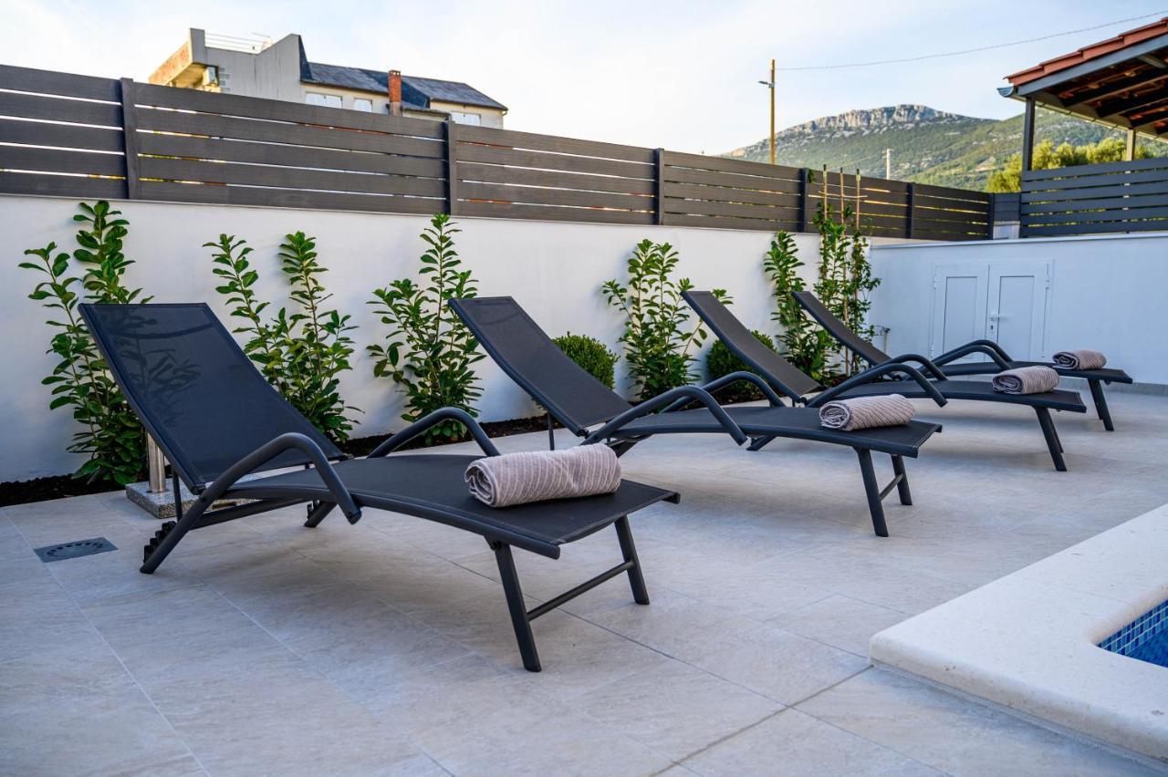 Villa Relax - Beautiful Apartment With Heated Saltwater Pool & Jacuzzi Kastela Dış mekan fotoğraf