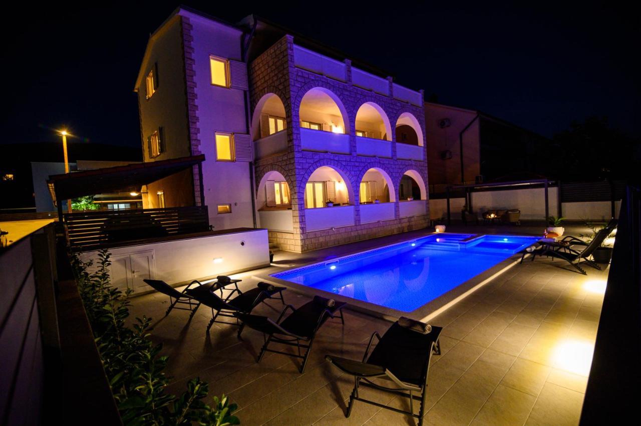Villa Relax - Beautiful Apartment With Heated Saltwater Pool & Jacuzzi Kastela Dış mekan fotoğraf