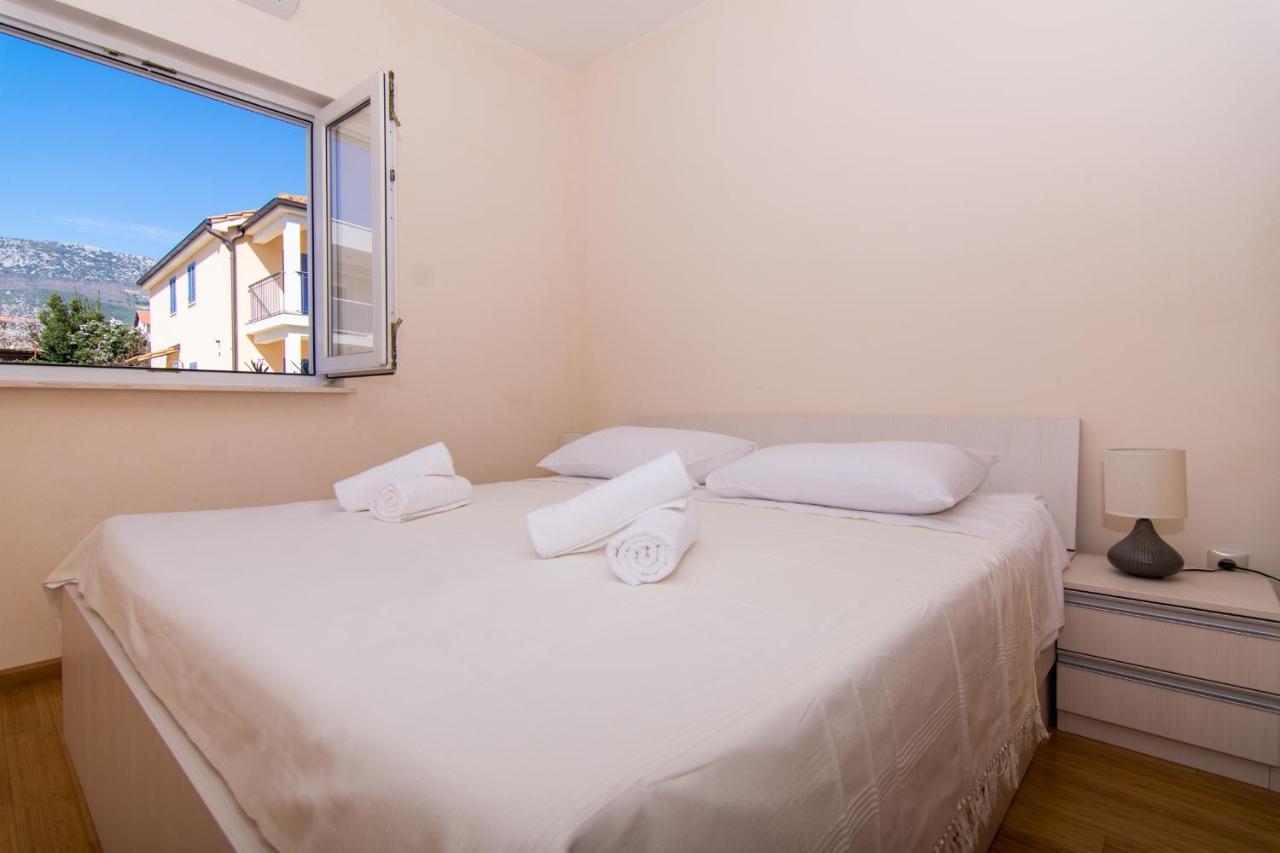 Villa Relax - Beautiful Apartment With Heated Saltwater Pool & Jacuzzi Kastela Dış mekan fotoğraf