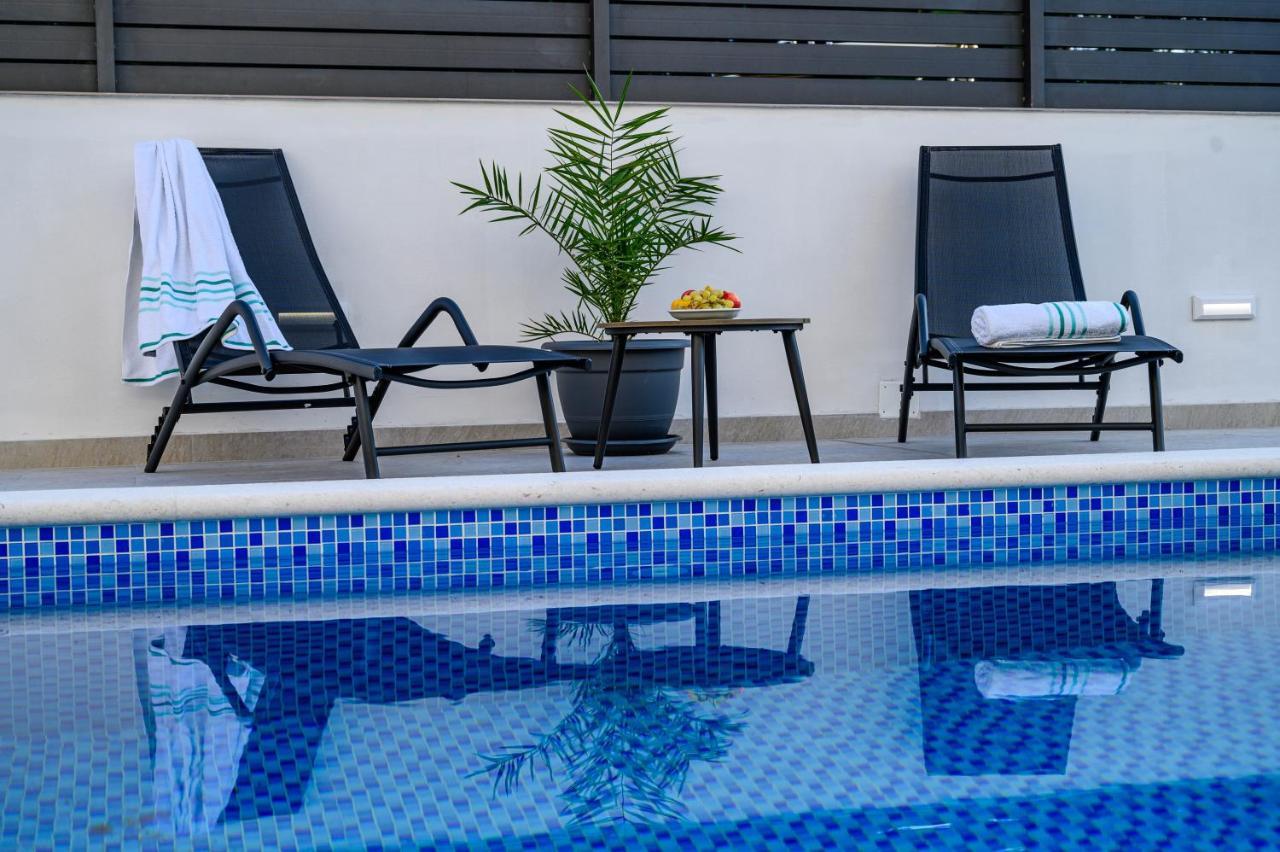 Villa Relax - Beautiful Apartment With Heated Saltwater Pool & Jacuzzi Kastela Dış mekan fotoğraf