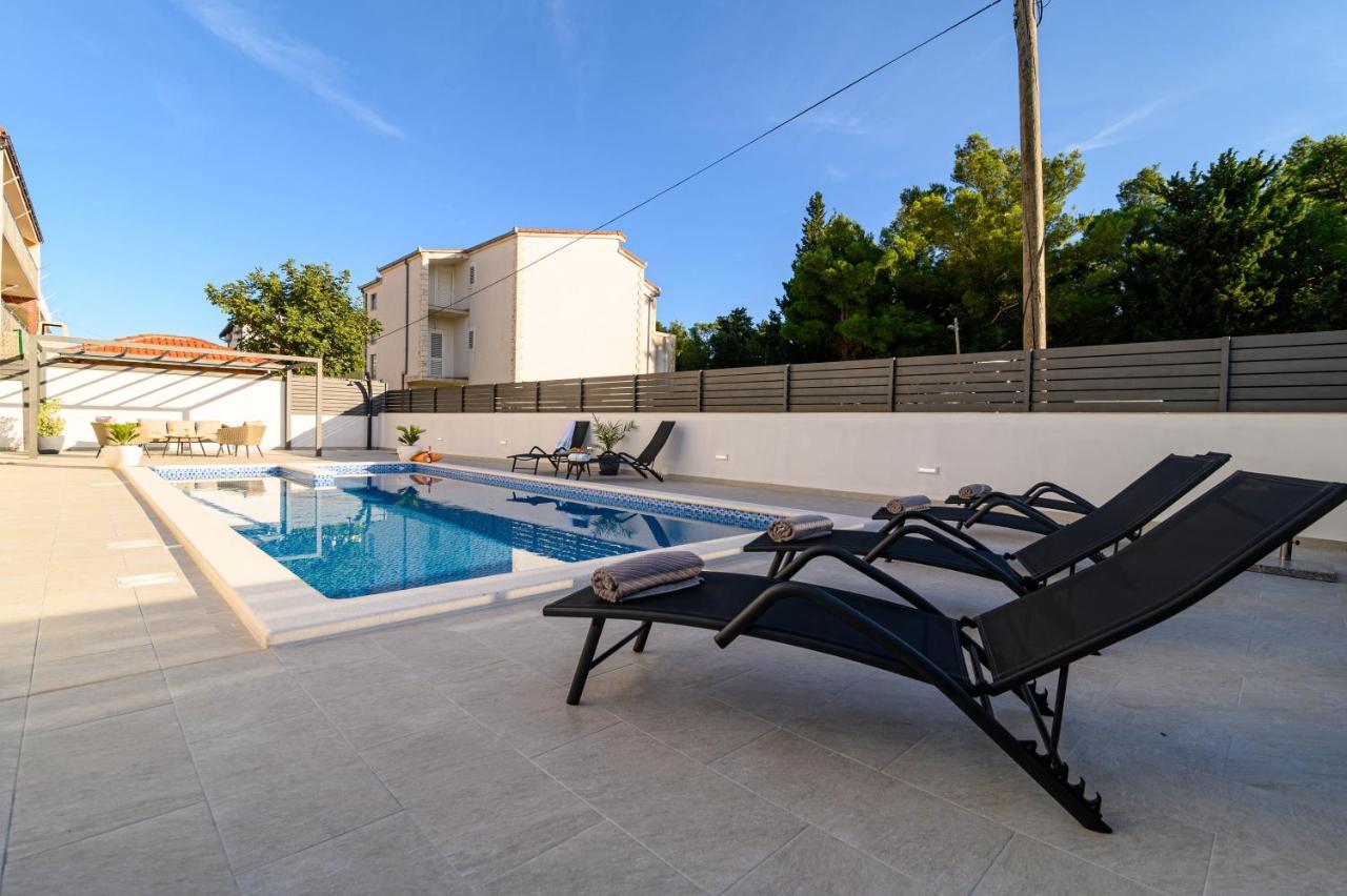Villa Relax - Beautiful Apartment With Heated Saltwater Pool & Jacuzzi Kastela Dış mekan fotoğraf
