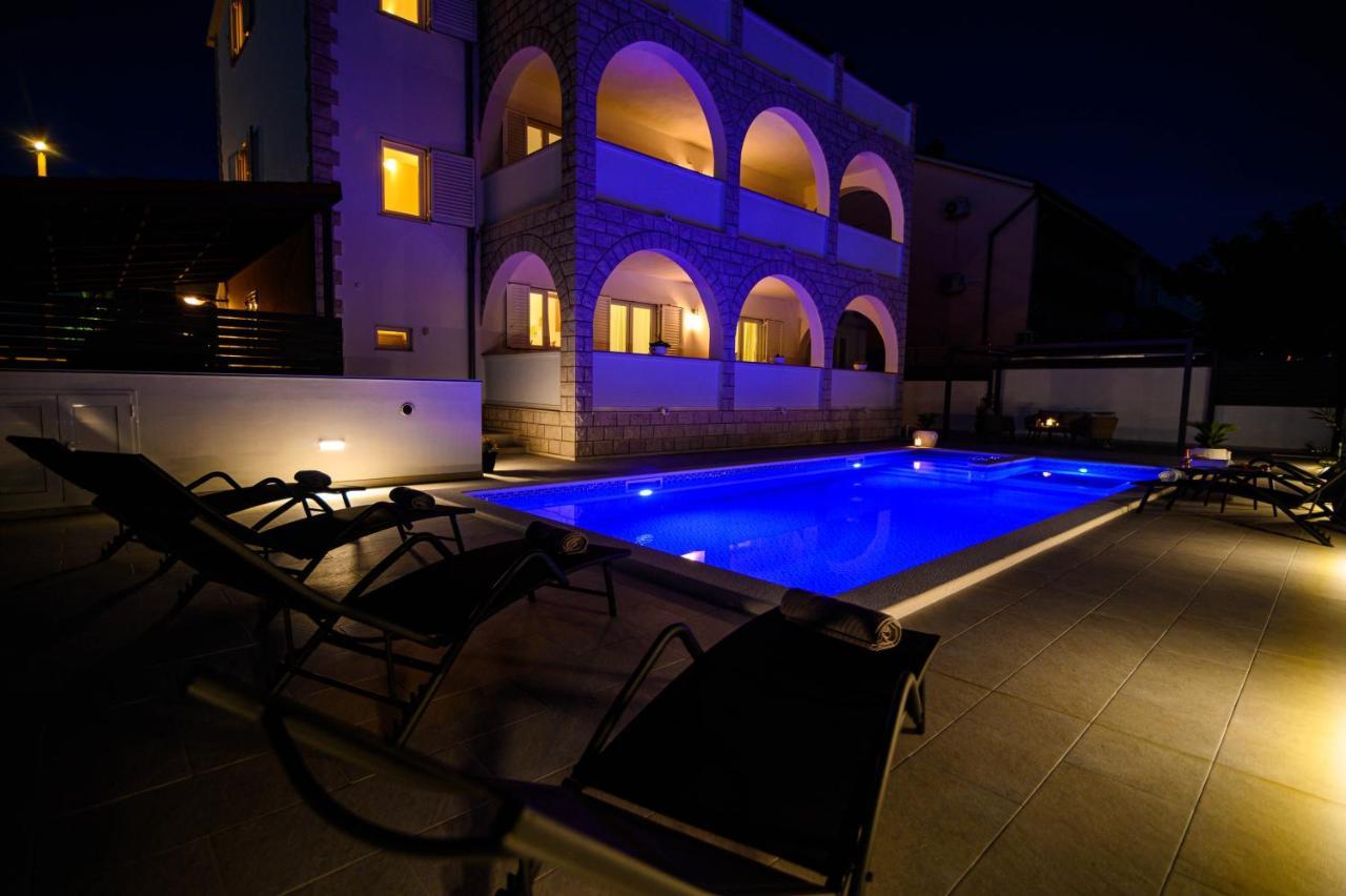 Villa Relax - Beautiful Apartment With Heated Saltwater Pool & Jacuzzi Kastela Dış mekan fotoğraf