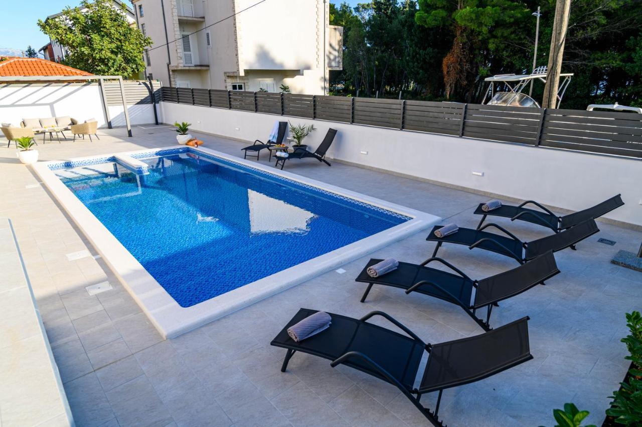 Villa Relax - Beautiful Apartment With Heated Saltwater Pool & Jacuzzi Kastela Dış mekan fotoğraf