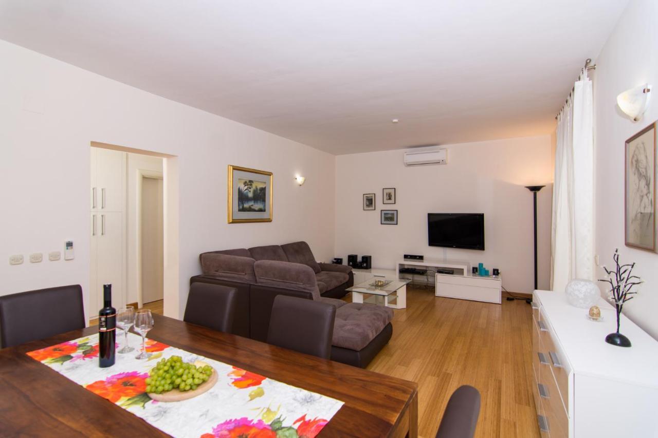 Villa Relax - Beautiful Apartment With Heated Saltwater Pool & Jacuzzi Kastela Dış mekan fotoğraf