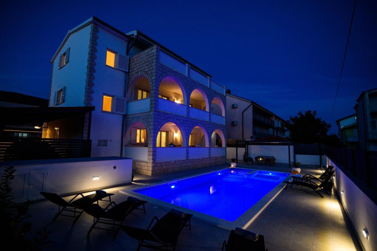 Villa Relax - Beautiful Apartment With Heated Saltwater Pool & Jacuzzi Kastela Dış mekan fotoğraf